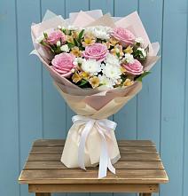 Букет цветов из:  Гвоздики, Орхидеи и Розы в Тереке