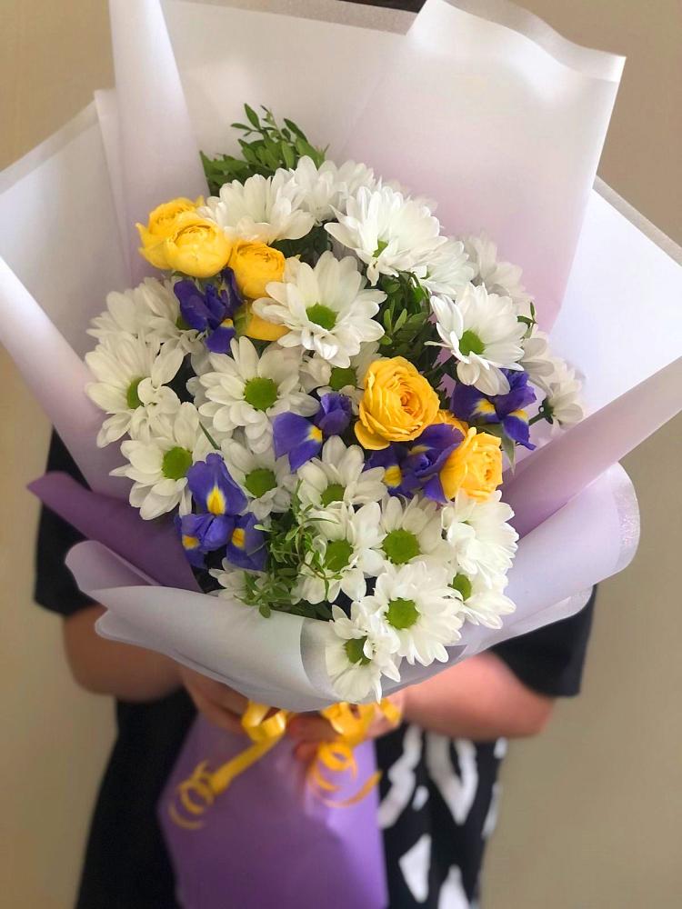 Букет цветов из: Ирисы, Хризантемы и Розы в Тереке