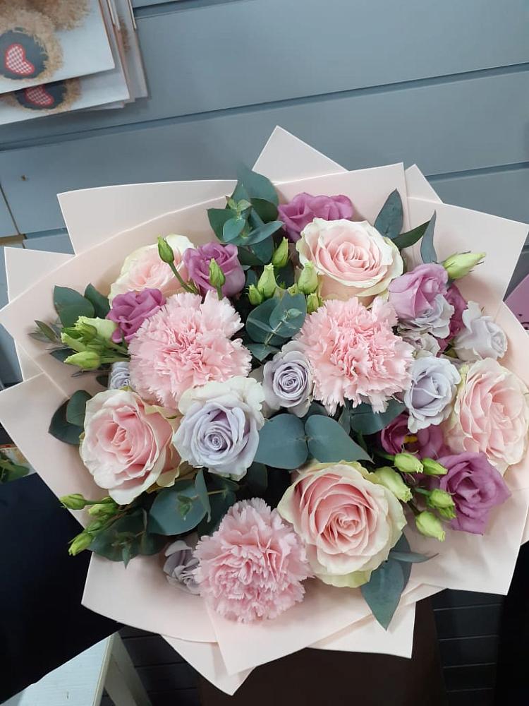 Букет цветов из: Розы, Гвоздики и Лизиантусы в Тереке