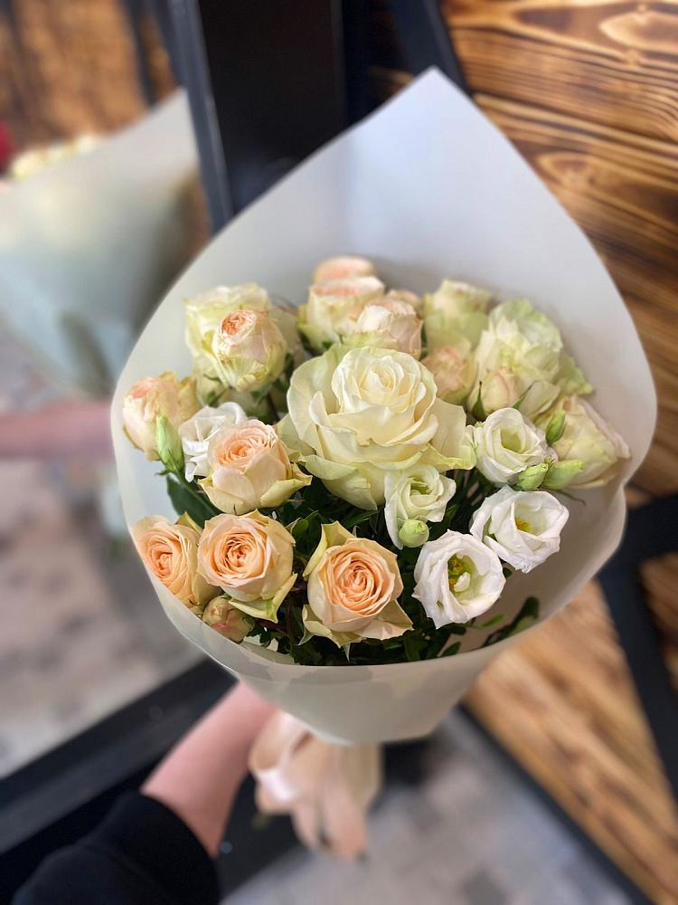 Букет цветов из: Розы и Лизиантусы в Тереке